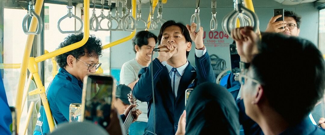 Bukan di Panggung, D’MASIV Layani Penumpang TransJakarta di Koridor 13