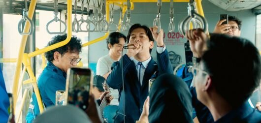 D’MASIV jadi petugas TransJakarta di Halte Petukangan Koridor 13