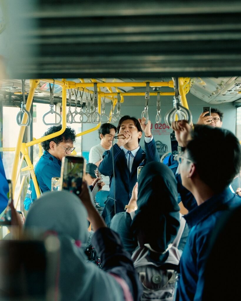 D’MASIV jadi petugas TransJakarta di Halte Petukangan Koridor 13