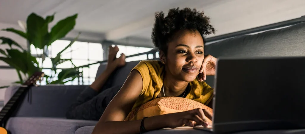 Suka Marathon Series Sampai Pagi? Ini Bahaya Binge Watching yang Perlu Diketahui