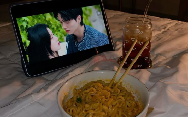 Makan Sambil Nonton, Kebiasaan yang Kini Jadi Teman Waktu Makan