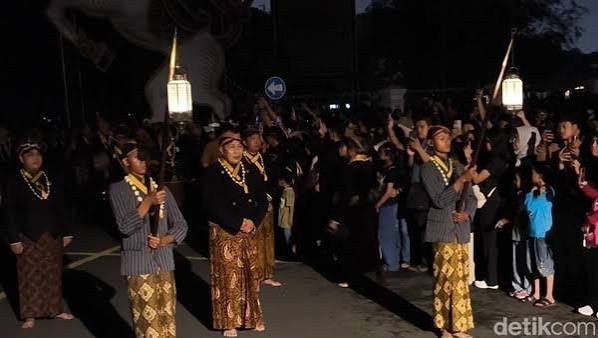 Kirab Pusaka Mangkunegaran 2026, Perjalanan Sunyi yang Bikin Kota Seolah Berhenti