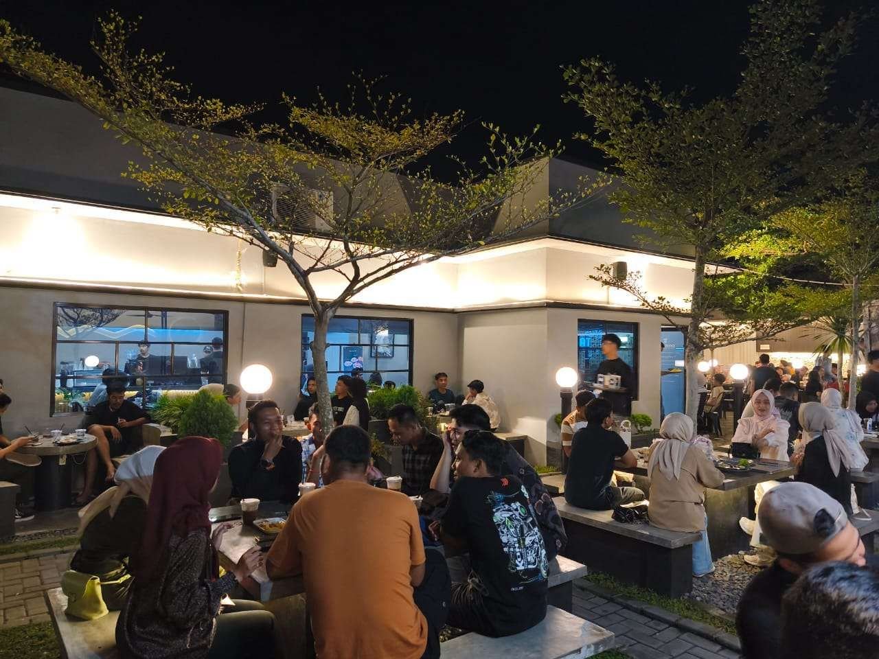Betah Berlama-lama di Kafe? Ini Penjelasan Psikologi