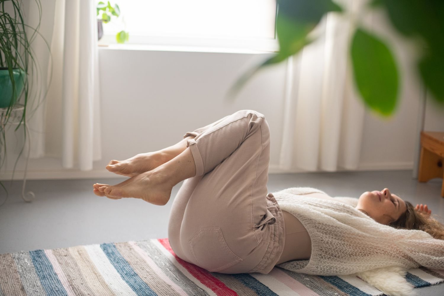 Floor Time, Tren Rebahan di Lantai yang Disebut Baik untuk Kesehatan Mental
