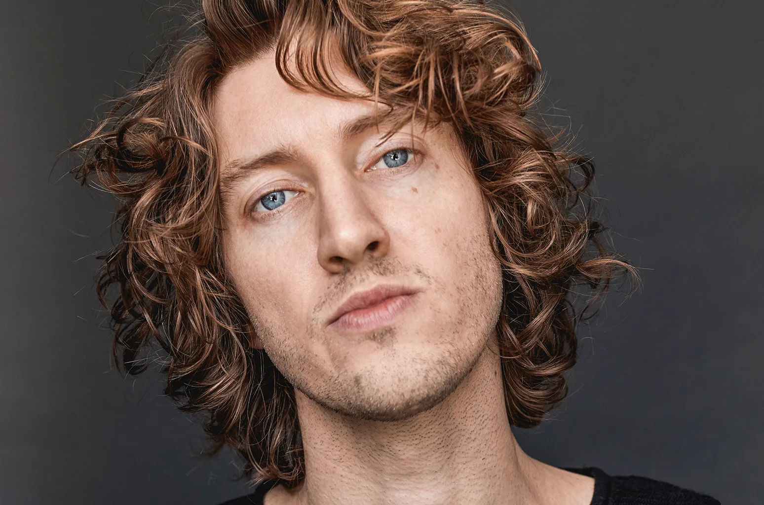 Dean Lewis Rilis ‘Poison’, Lagu Paling Personal tentang Luka yang Hampir Menghancurkannya