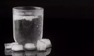Minum Es Saat Musim Hujan Bisa Picu Flu? Ini Penjelasan Dokter